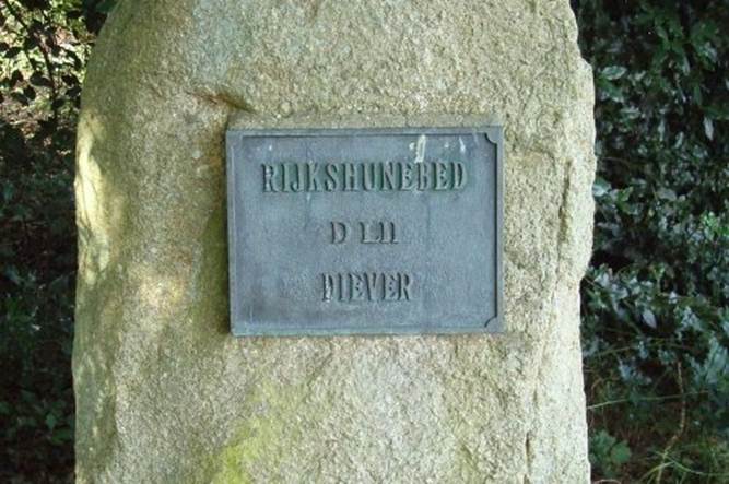 Beschrijving: 20070003-R01985-hunebed-d52-diever-cropped-500pix-bordje